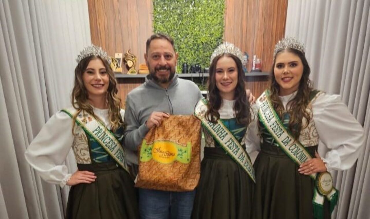 A corte é formada pela rainha Júlia Brezolla Fritsch, da Linha Quilombo, e pelas princesas Manuela Cavichion, da Linha Furna, e Ana Paula Thomazi, da Linha Gambelo.
