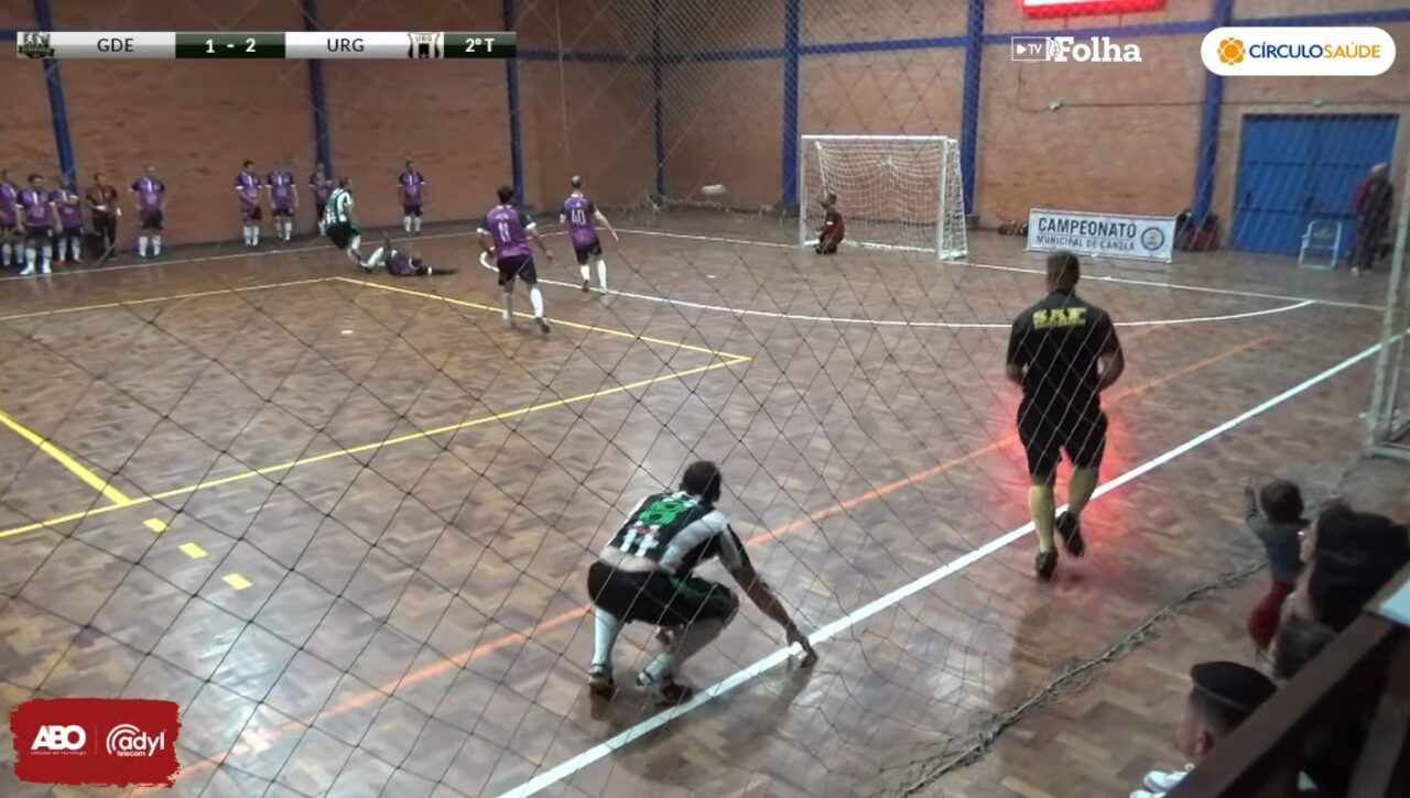 Rafa Gralha está marcando o gol de empate do GDE, levando a decisão para os pênaltis