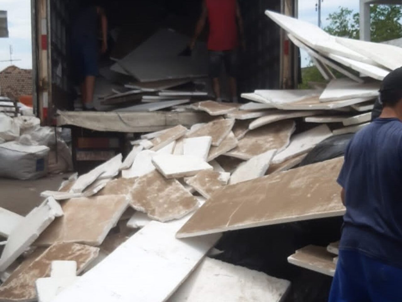 Foto: Caminhões levam os isopores para a reciclagem.
