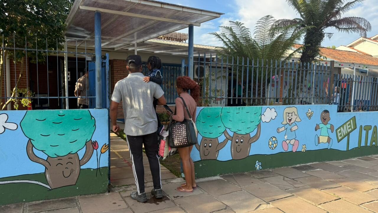 Família chega para deixar filho na Escola Ítala Reis, no Centro de Canela, no primeiro dia de retorno às aulas.
Foto: Izaque Santos/Prefeitura de Canela