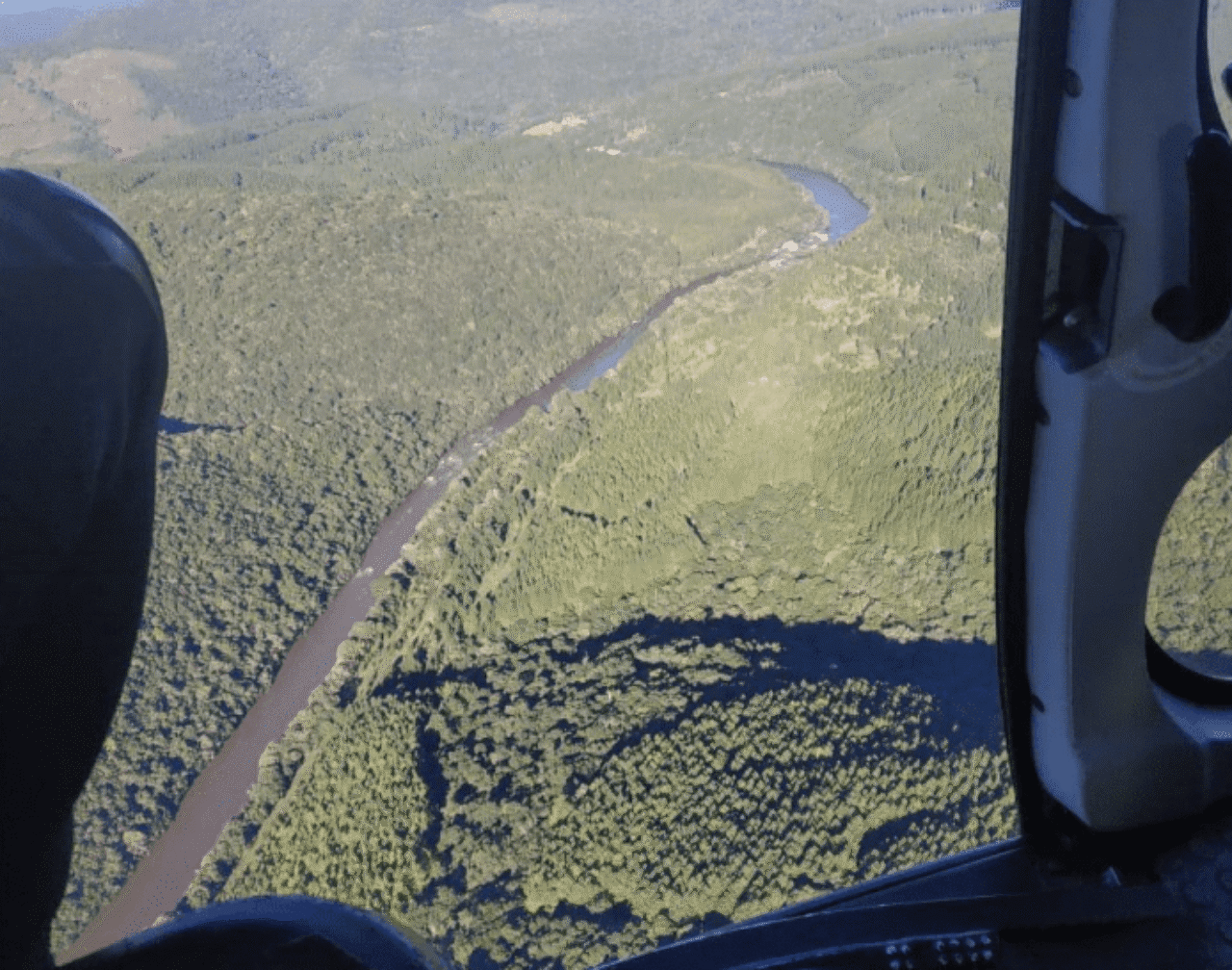 Helicóptero da Polícia Civil participou das buscas e policiais encontraram o corpo do agricultor