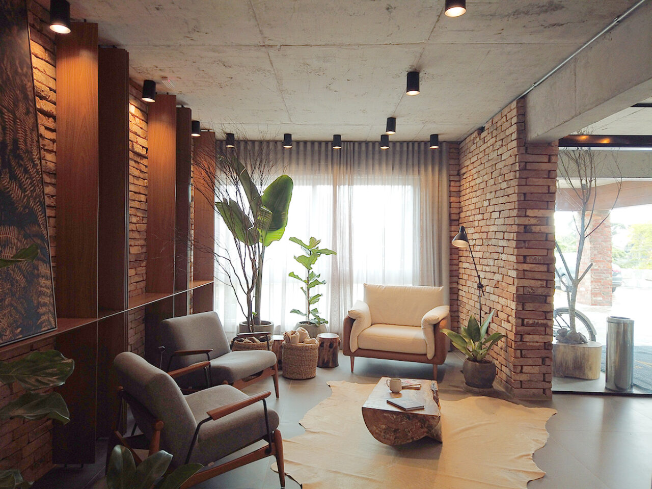 Fotos: Sérgio Rocha /// Com estrutura e proposta focadas em turistas dos segmentos premium e luxo, o Jangal das Araucárias reúne design, conforto, estilo de vida e sustentabilidade em meio à natureza. Projeto já é referência no setor hoteleiro da cidade de Canela (RS) antes mesmo de abrir as portas.