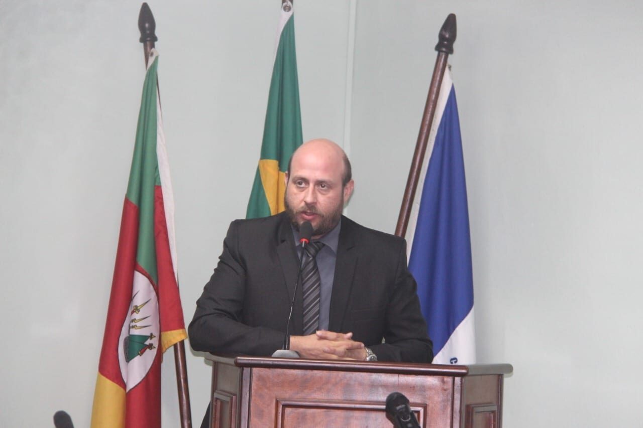 Jerônimo Terra Rolim denuncia máquina de raio-x digital, tomógrafo e digitalizador parados sem serviço dentro do hospital