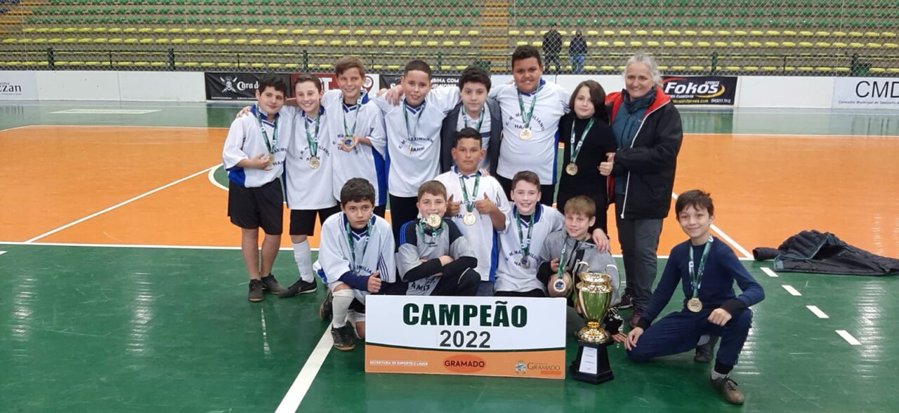 Equipe mirim da escola Maximiliano Hahn comemora o título.