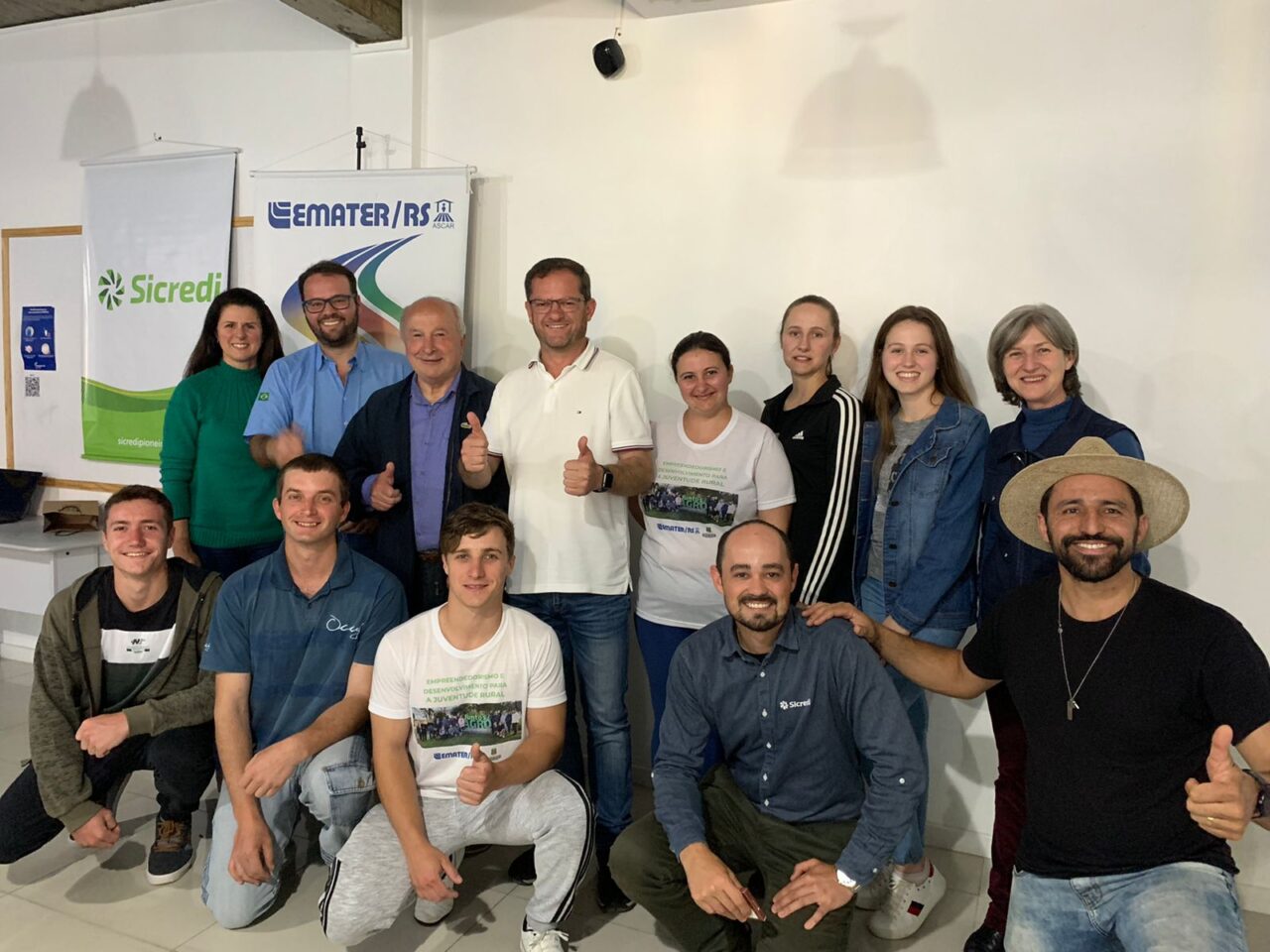 Alunos do curso, autoridades e representantes da Emater e Sicredi.