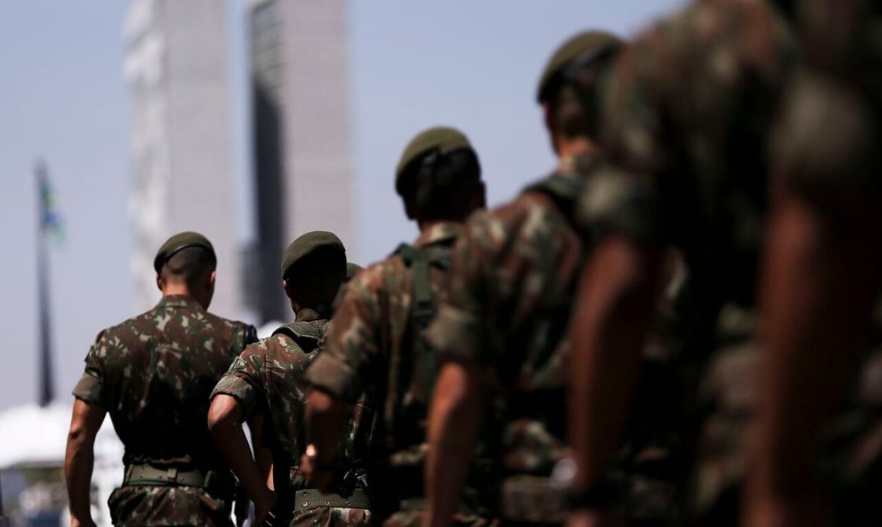 Jovens que completam 18 anos devem fazer o alistamento militar até 30 de junho