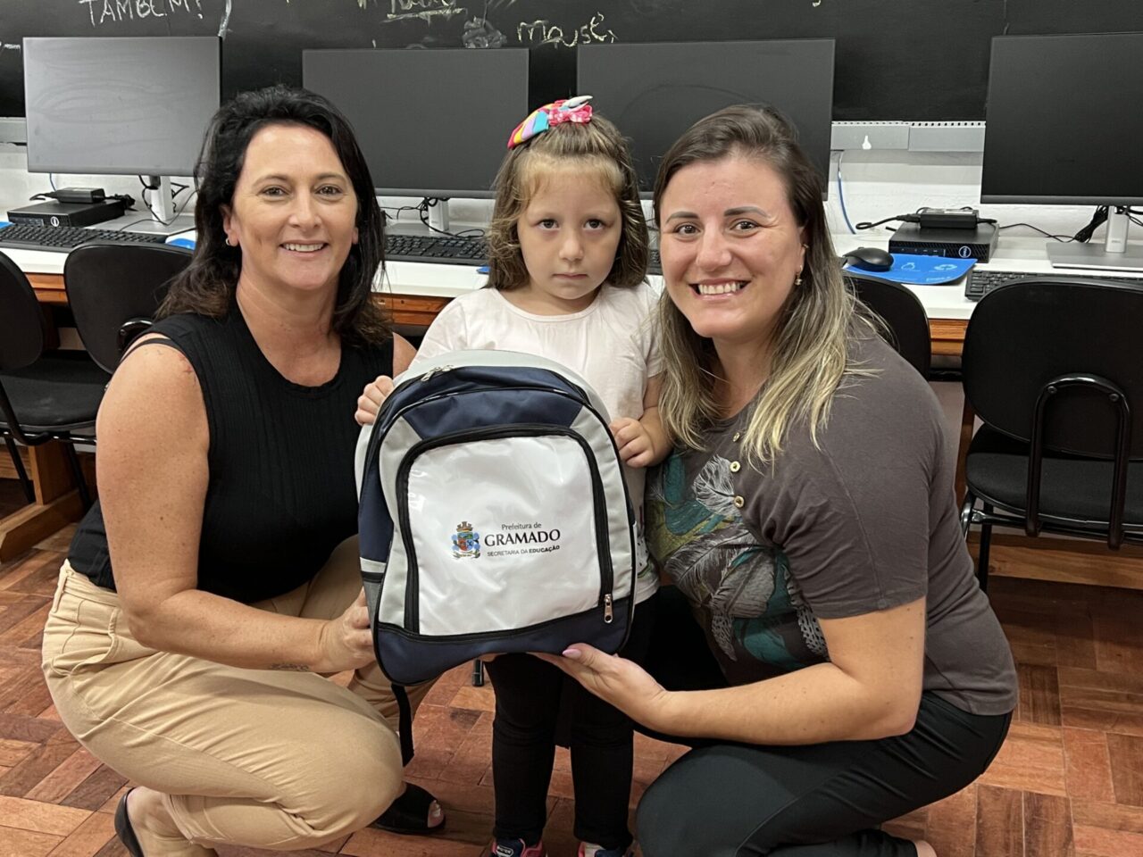 Foto: Secretária da Educação, Simone Tomazzeli, acompanha a entrega dos kits.