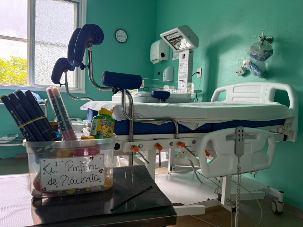 Kit pintura usado para fazer as Árvores da Vida em uma sala de parto - Izaque Santos