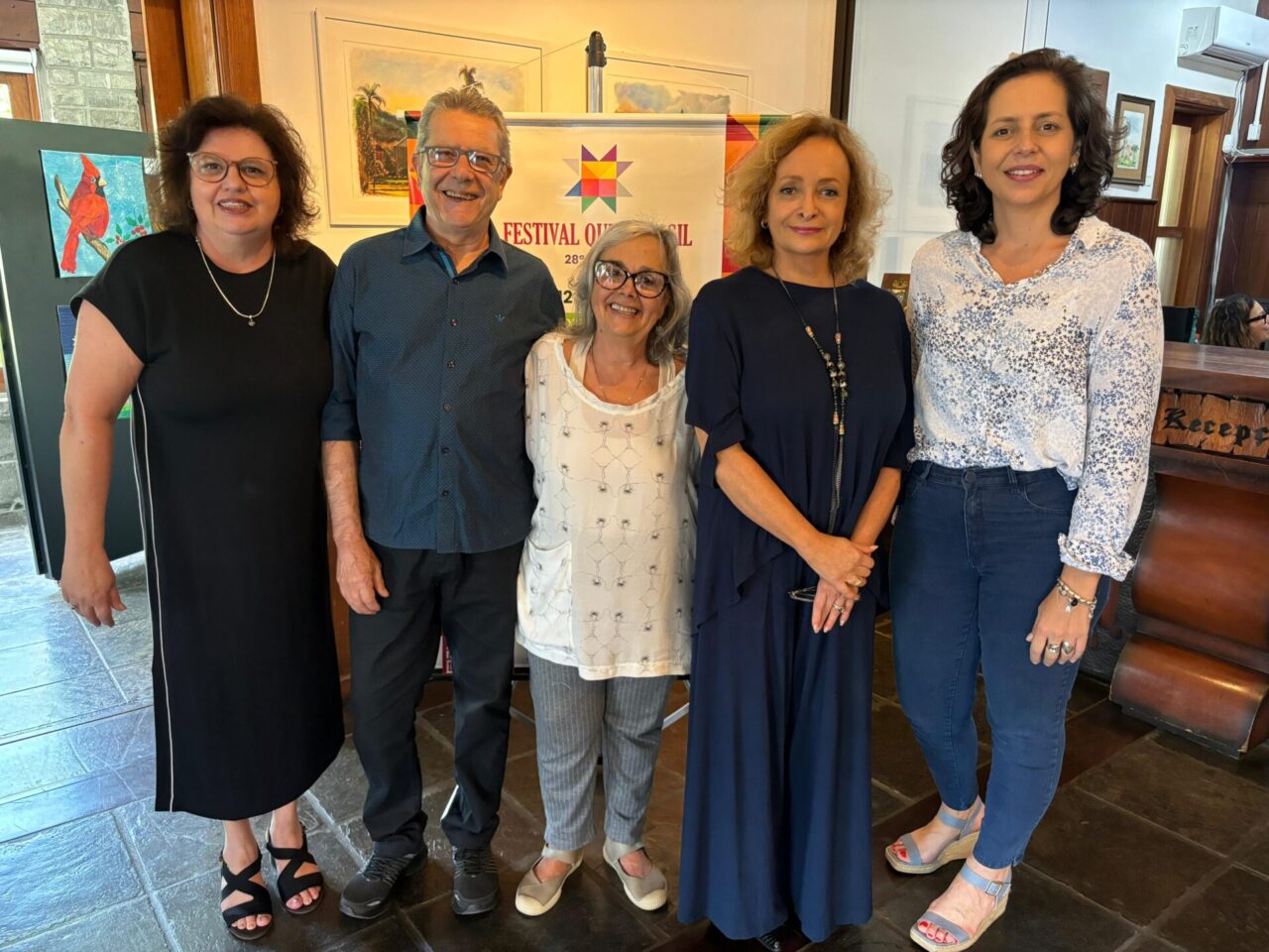 Legenda da foto - Estela Mota, José Mauro Netto e Carmen Netto (do festival), Débora Irion (secretária Adjunta de Cultura de Gramado) e Geórgia Schaumloffel - Coordenadora Centro de Cultura Gramado