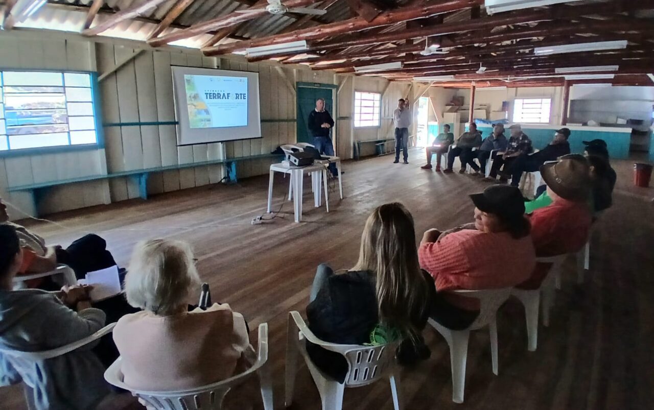 Reunião com agricultores sobre o Programa, na Linha São Paulo, interior de Canela