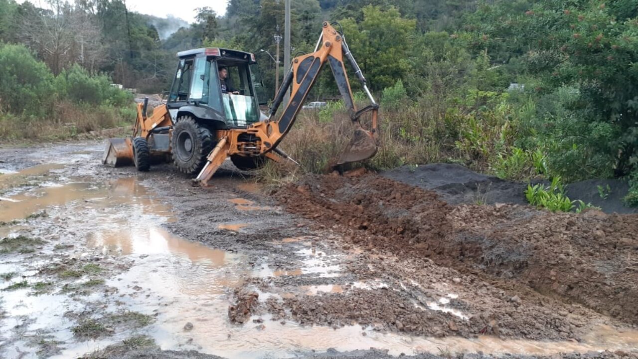 Secretaria de Obras executou serviços para ampliar vazão da água