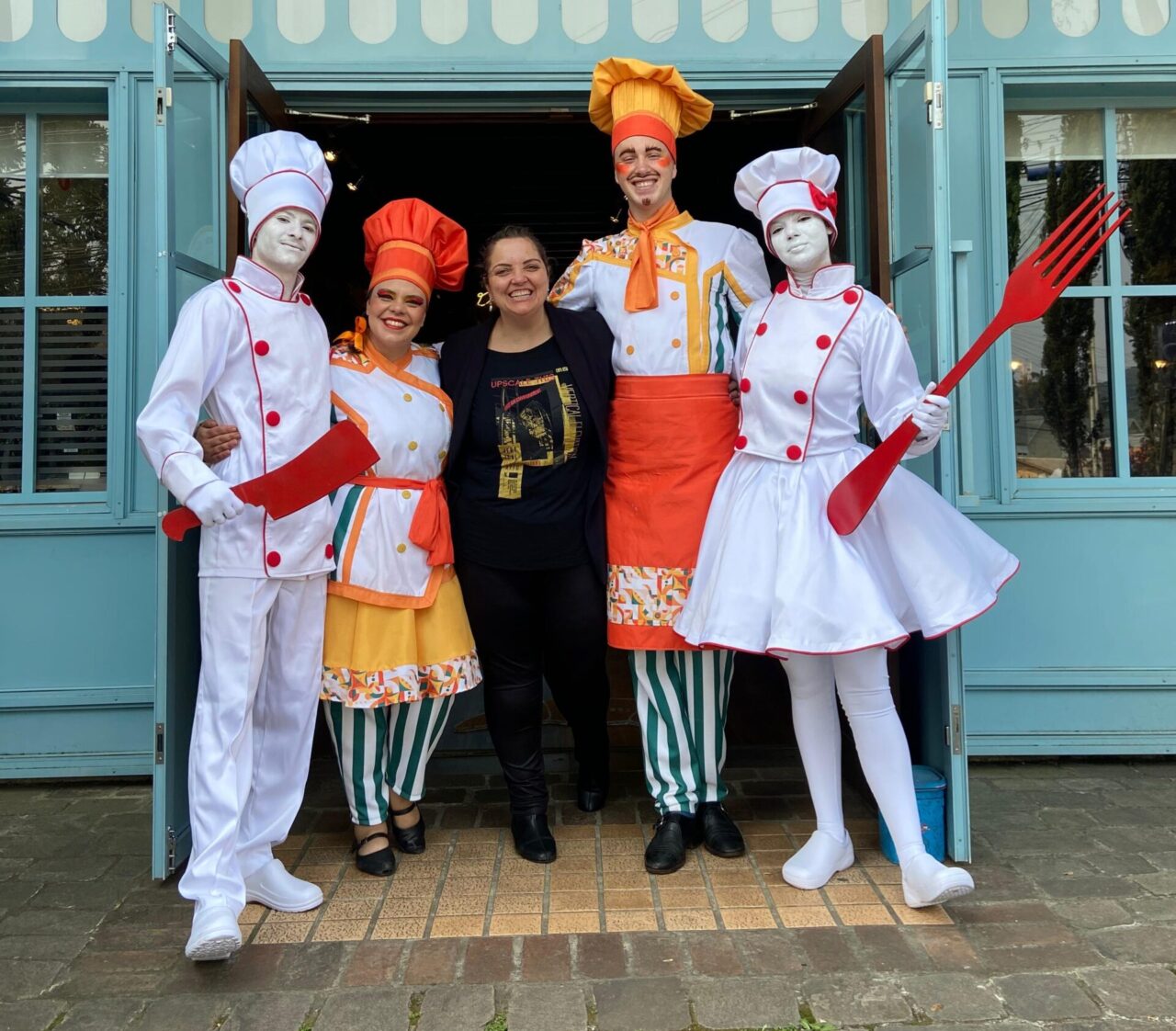 Lisi Berti (centro) com os personagens do Sabores de Canela, chef Maria Risoto, Canelone e estátuas humanas