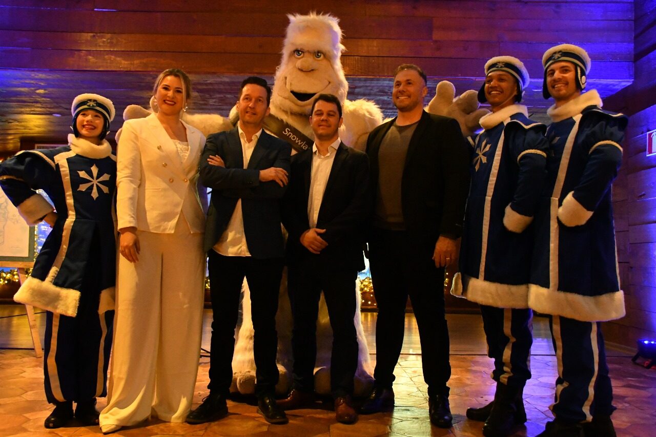 Lísia Diehl, Christian Dunnwald, Ronaldo Costa Beber e Anderson Caliari com personagens do Snowland