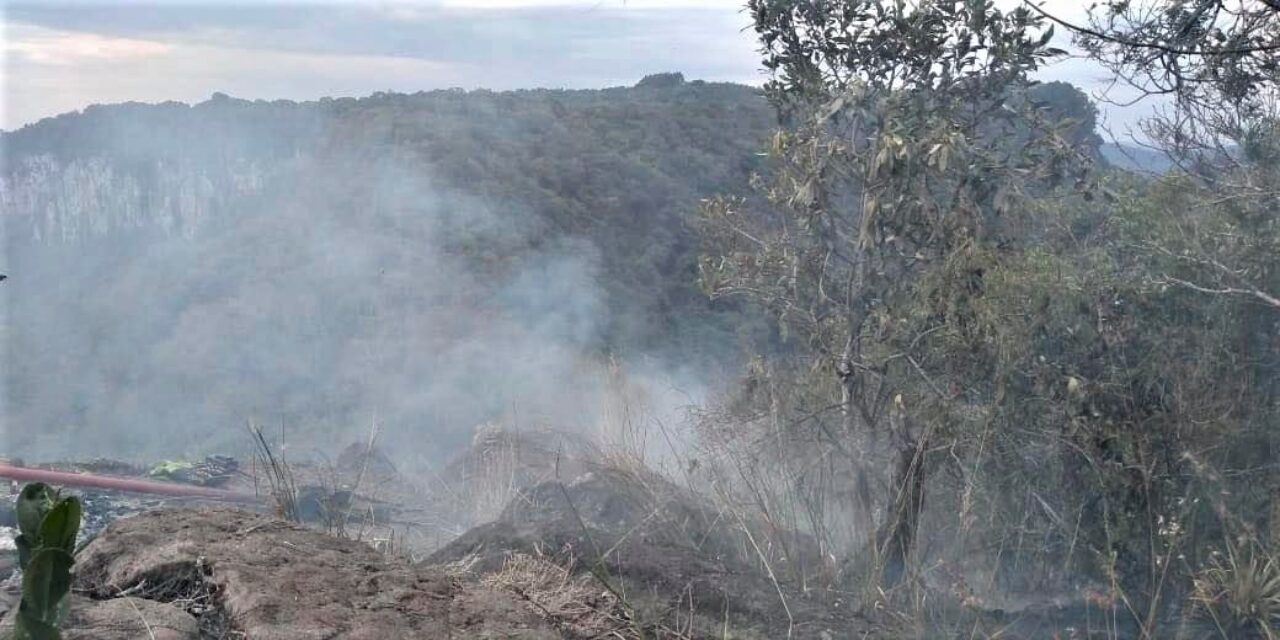Bombeiros enfrentam dificuldades devido ao local de difícil acesso