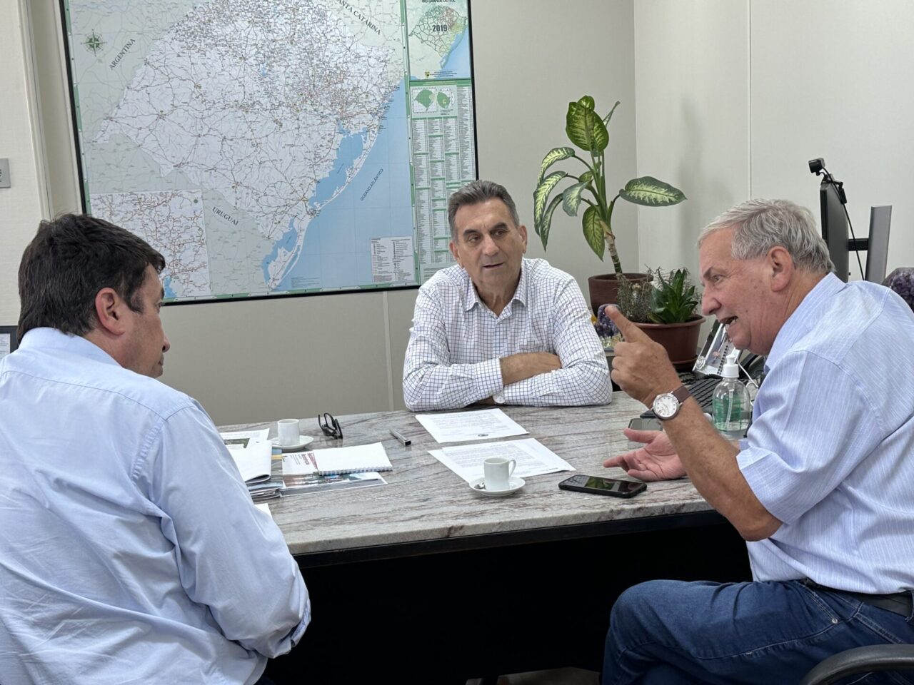 O engenheiro Luis Fernando Vanacor diretor-presidente da Empresa Gaúcha de Rodovias (EGR), Luiz Gustavo de Souza, secretário adjunto de Logistica e Transporte e o prefeito Constantino Orsolin durante reunião. (Foto: Rita Souza)