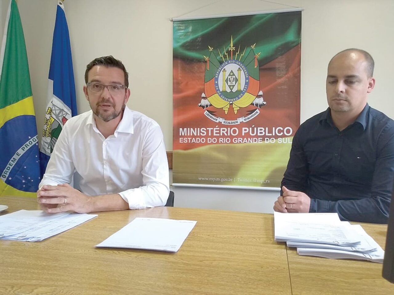Foto: Francisco Rocha -
 O promotor Paulo Eduardo de Almeida Vieira e secretário de diligências do MP, Marcelo Almeida, em coletiva com a imprensa