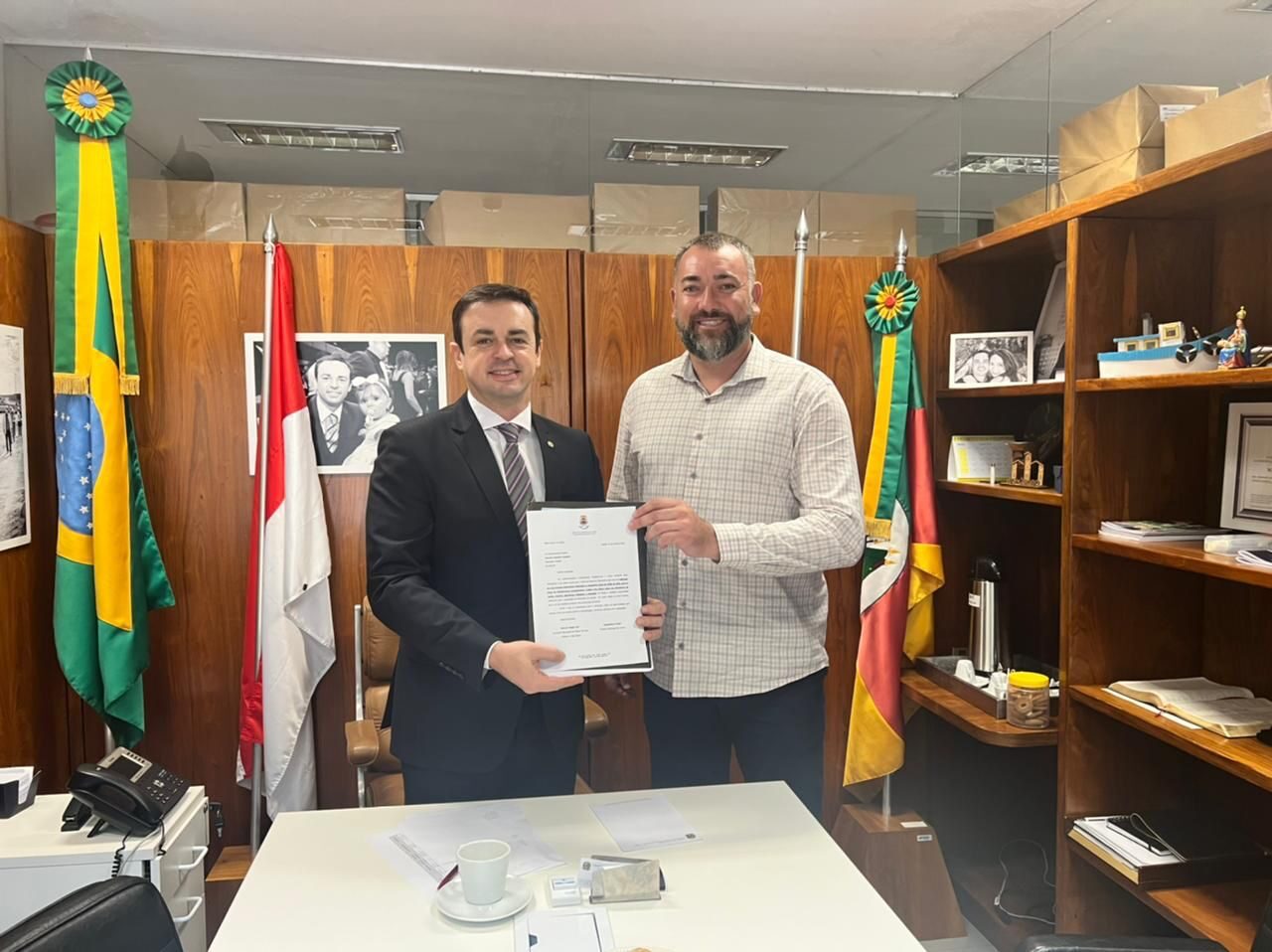 Maurício Dziedricki, que destinou à Canela R$250 mil, junto ao Secretário de Obras, Marcelo Savi