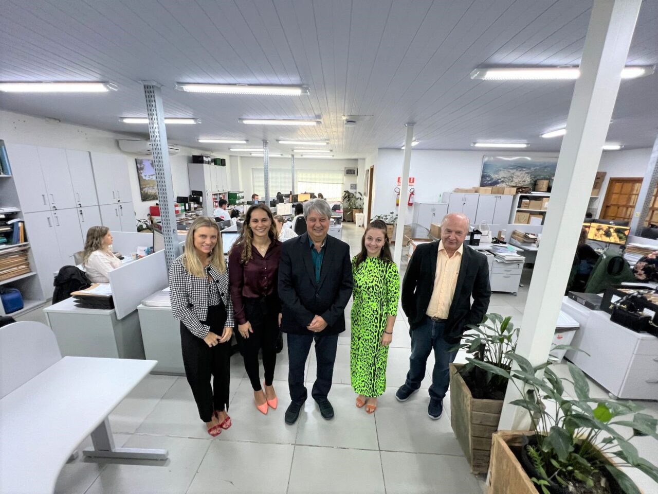 Foto: Equipe do Meio Ambiente e chefes do executivo receberam a nova secretária.