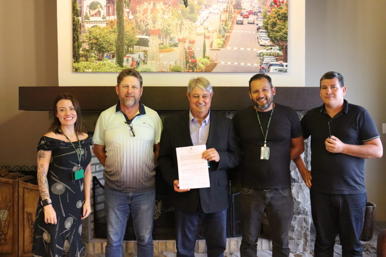 Foto: membros do executivo assinaram o repasse junto ao presidente do Mocovi.