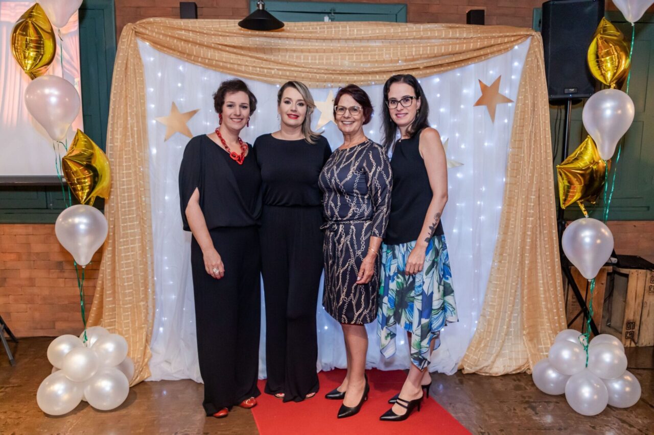 Mundo a Vapor comemora 28 anos premiando equipe de funcionários