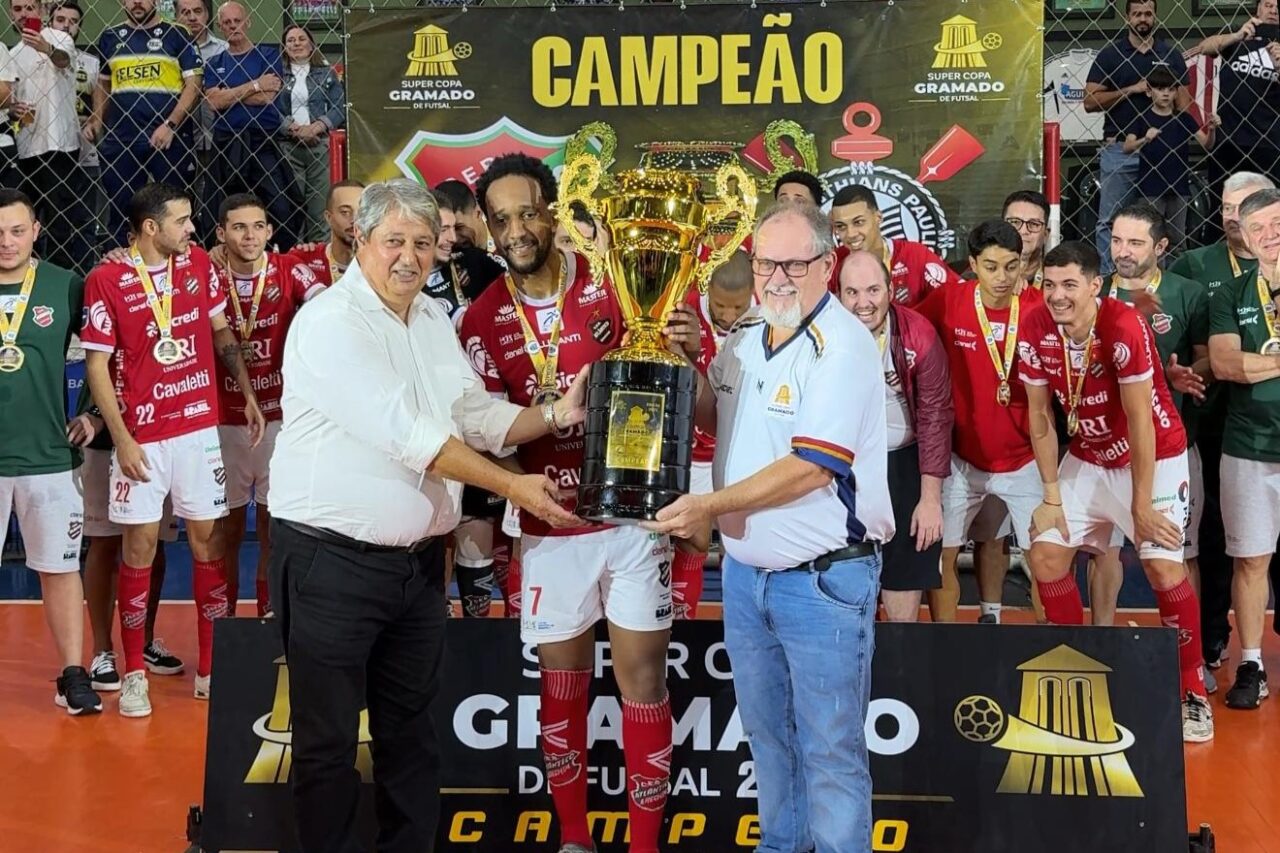 Nestor e Jadir entregam torféu ao campeão