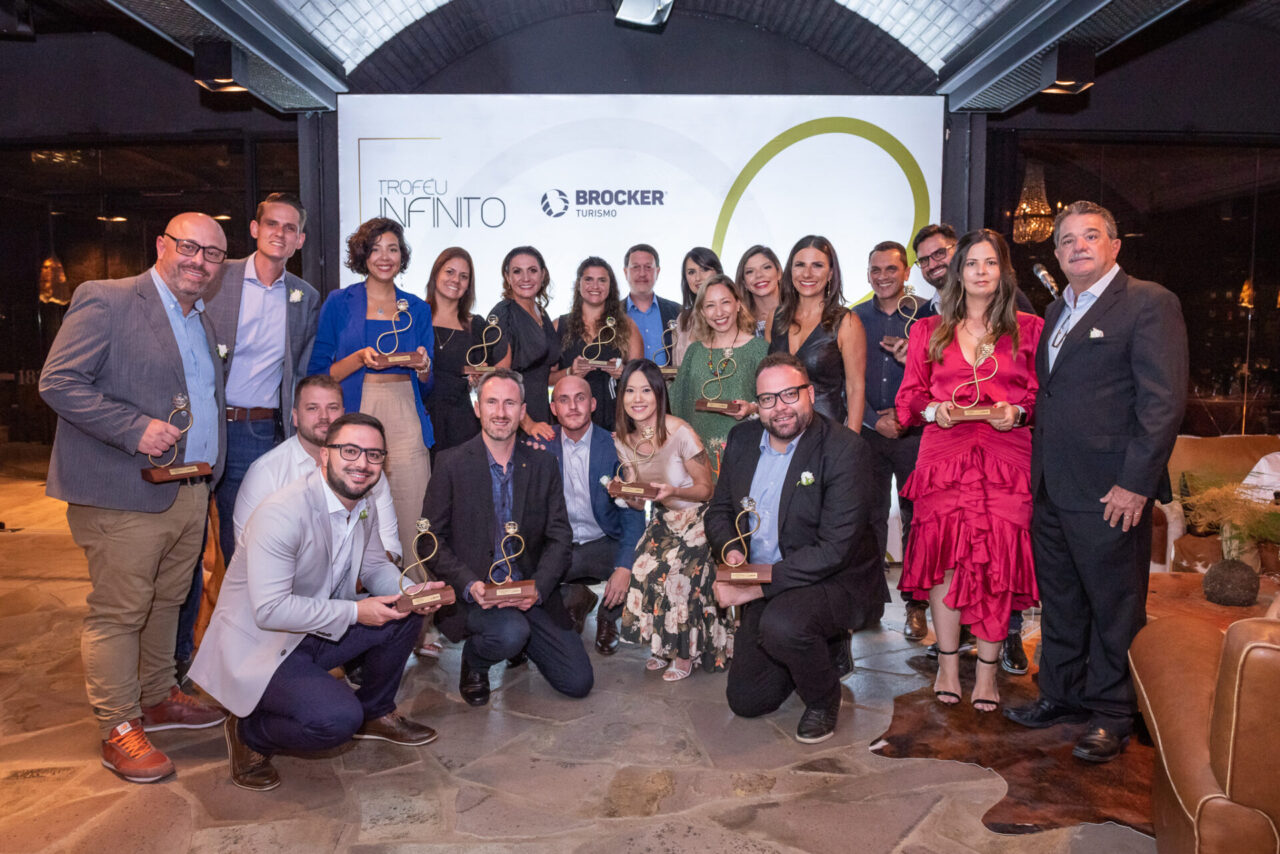 Noite de reencontro e emoções marcam a entrega do Troféu Infinito 2022 da Brocker Turismo