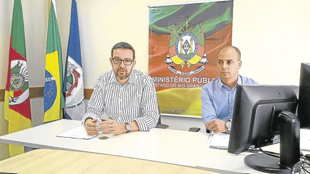 Foto: Francisco Rocha/Arquivo Folha - O promotor Paulo Eduardo de Almeira Vieira e o secretário de diligências do MP Marcelo Almeida