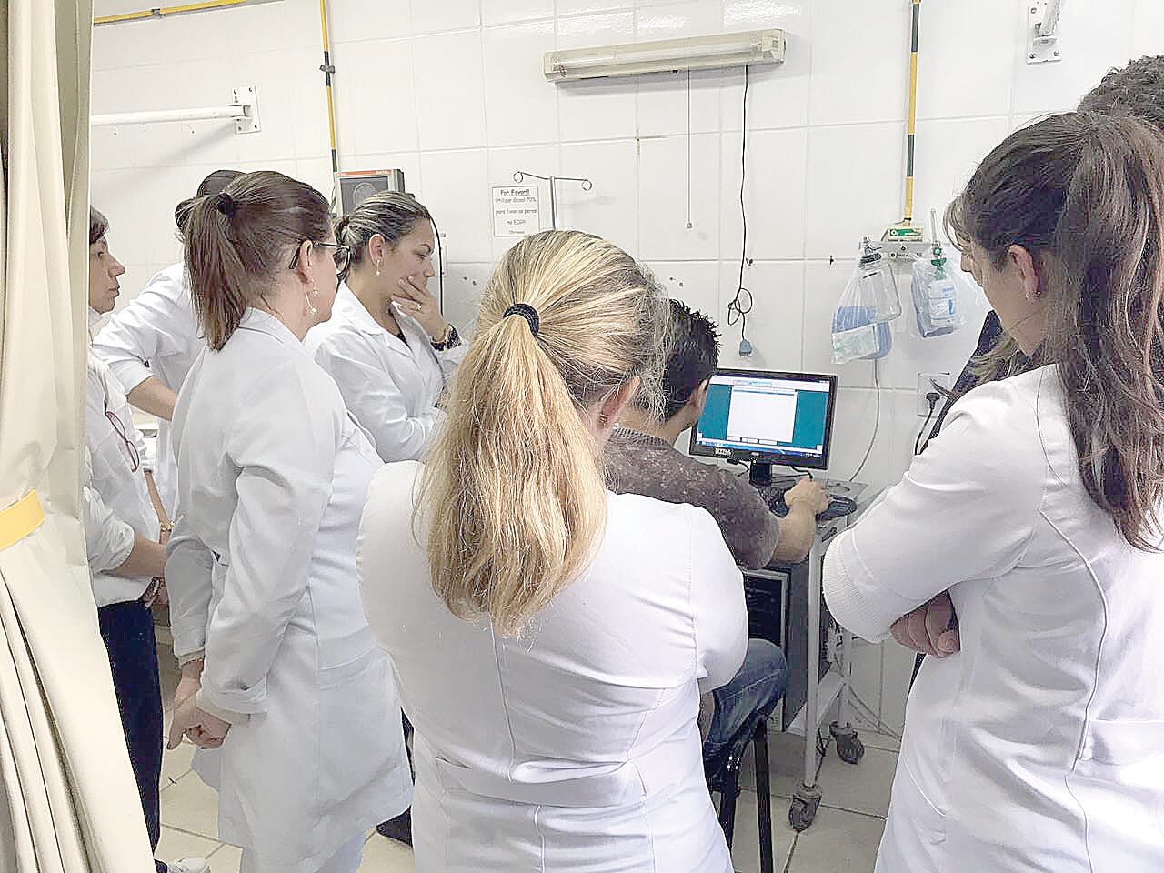 Os postos de enfermagem e de urgência e emergência com sistema informatizado visando a prescrição eletrônica de procedimentos