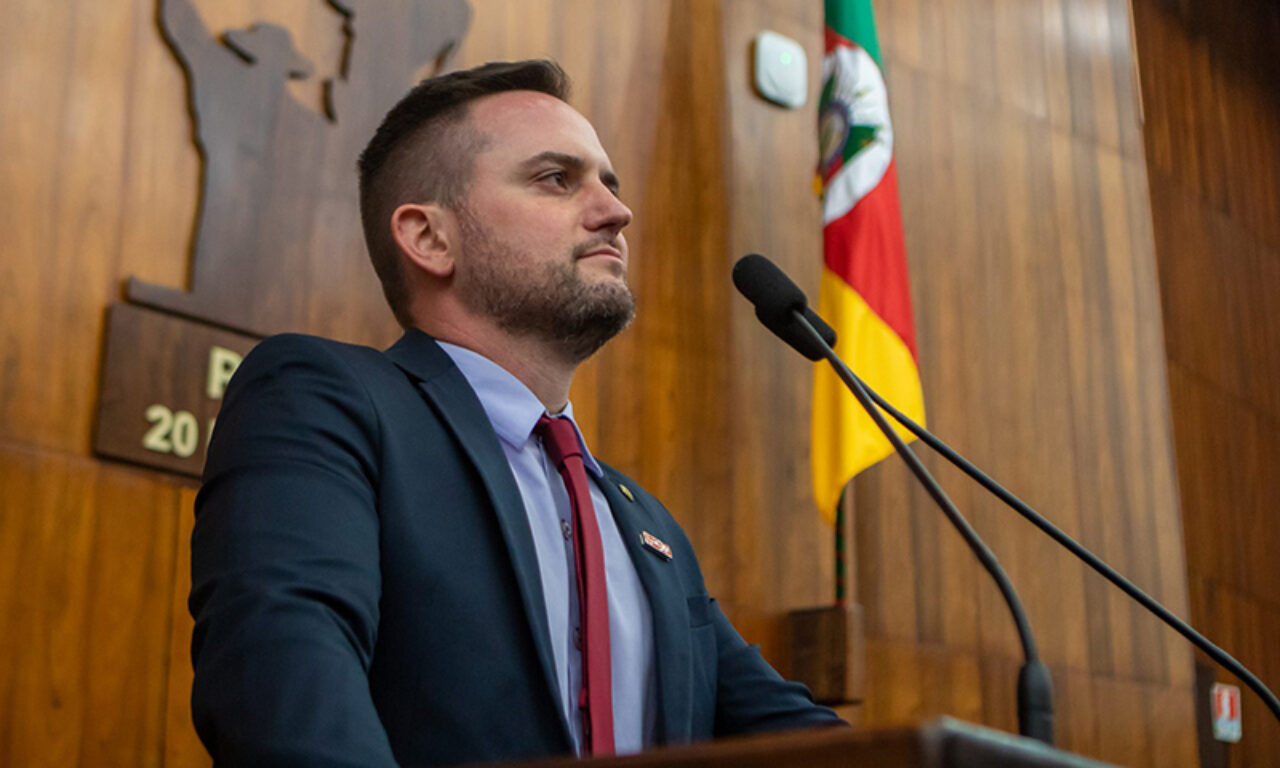 Foto: Divulgação ALERS - deputado Fábio Ostermann, a medida representa a criação de um novo penduricalho para seus membros