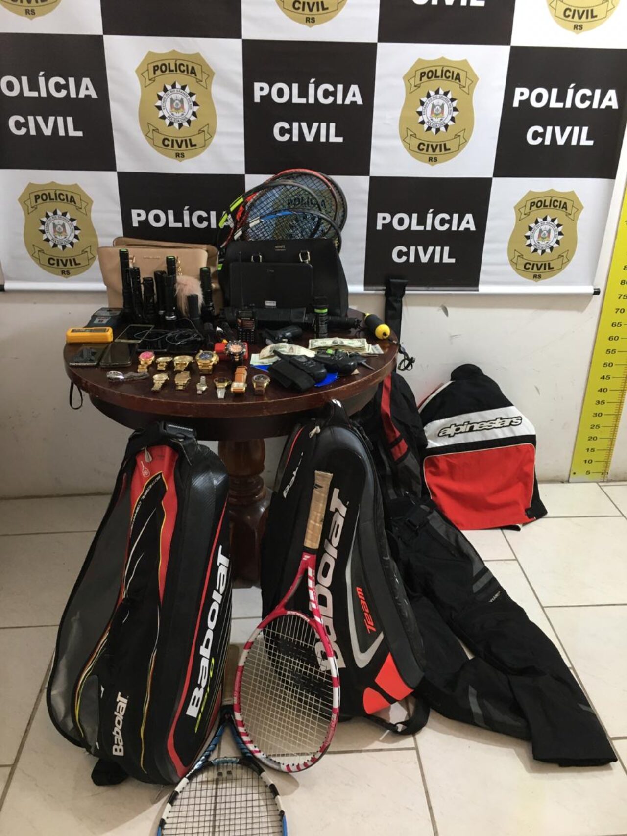 PC de Gramado prende dupla responsável por furtos em veículos na região