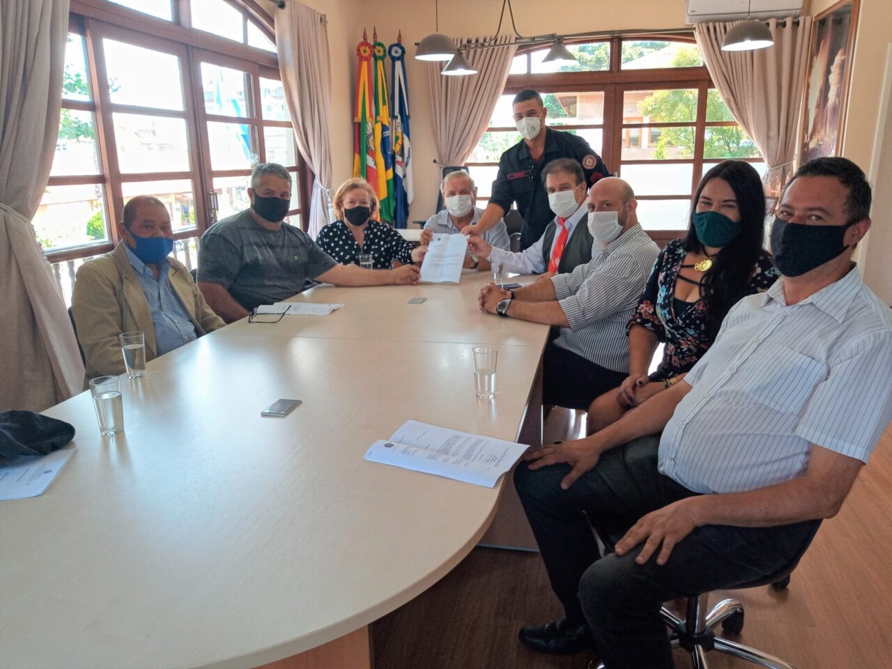 A partir da esq.: Josemar da Silva, vice-presidente do PDT de Canela; vereador Jone Wulff; presidente da Câmara, Emília Guedes Fulcher; prefeito Constantino Orsolin e sargento Roger Martins (em pé); deputado federal Pompeo de Mattos; vereador Jerônimo Terra Rolim; advogados Karina de Oliveira e Ronaldo Pavão, do PDT de Canela.