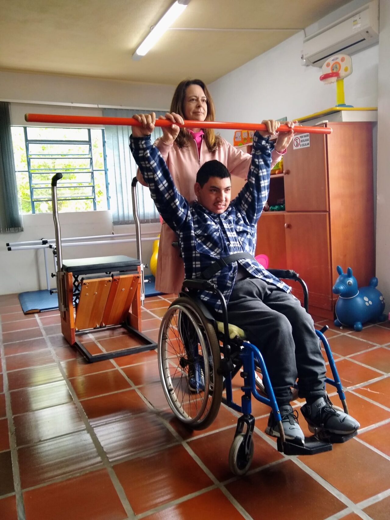 Atendimento da Fisioterapeuta Jaqueline Libardi, com o paciente Vitor Michel.