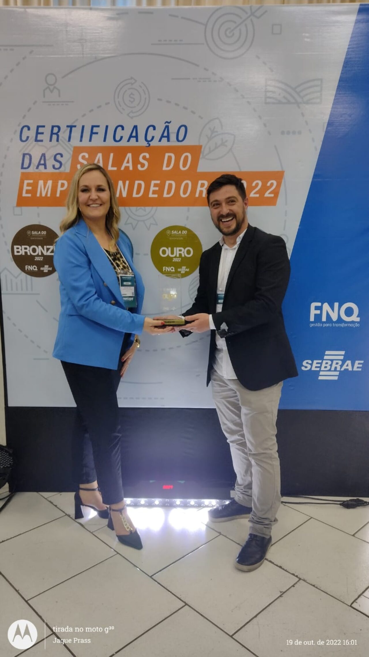 Foto: O Secretário Ike Koetz e a coordenadora da Sala, Jaqueline Prass, receberam o prêmio.