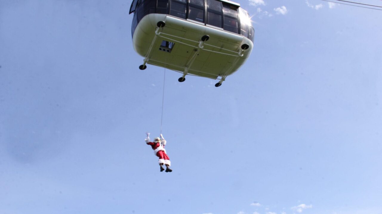 Papai Noel de Canela chega de rapel em Brasília