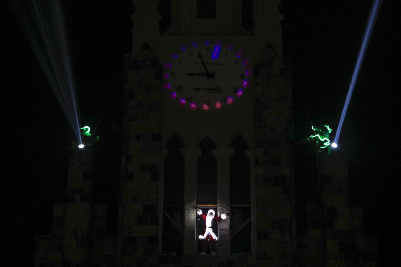 Papai Noel faz duas descidas diárias da torre da Catedral no 34° Sonho de Natal