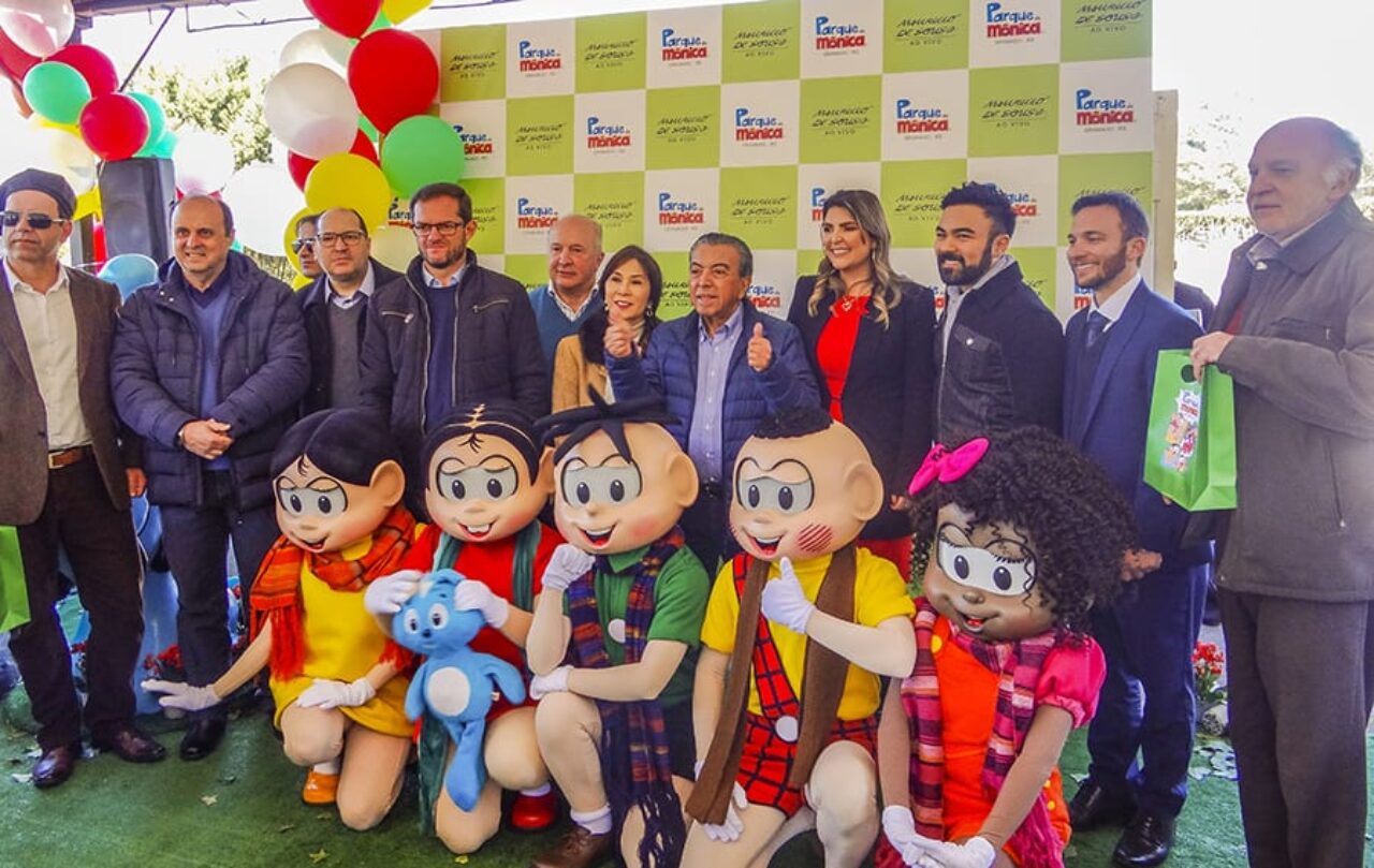 Foto: Sophia Dienstmann - Prefeito Fedoca Bertolucci, promotor Max Guazzelli, Maurício de Sousa, acompanhado de seu filho Mauro Sousa e sua esposa Alice Takeda, vereadora Manu da Costa, presidente da Câmara dos Vereadores, Rafael Ronsoni, vereador Luia Barbacovi, vice-prefeito Evandro Moschem e o secretário de Turismo, José Carlos Almeida.