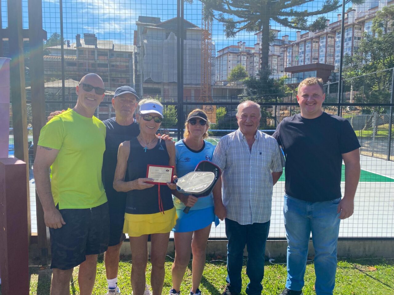 Na foto: Aidan Edward Keeling, Mário Azambuja (Presidente da Federação Gaúcha de Pickleball), Christa Keeling, Célia Steffens (professora da SMEL), Luia Barbacovi (Vice-prefeito) e Lucas Roldo (Secretário de Esporte e Lazer)