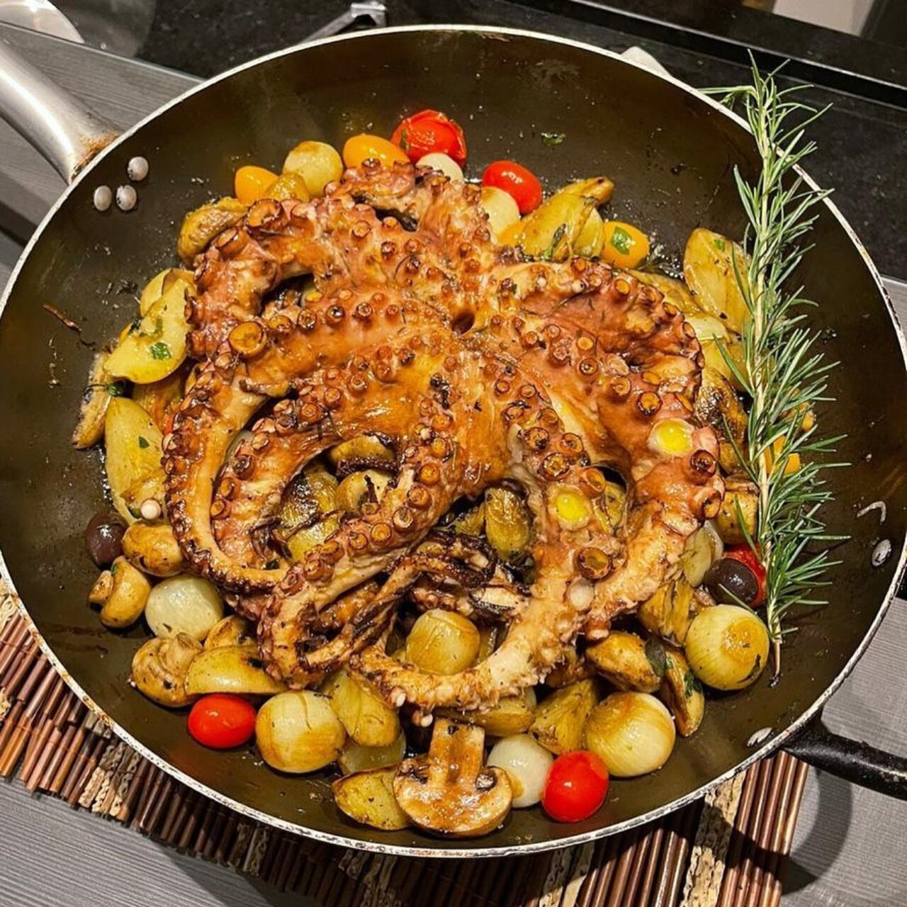 Polvo na Brasa com salsa verde, batatines e cogumelos no alecrim - Chef Carola