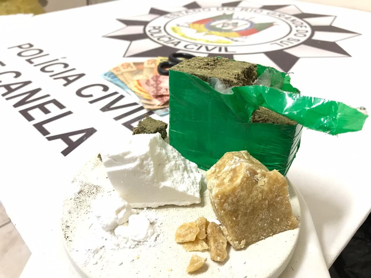 Polícia Civil de canela apreende crack, cocaína e maconha no santa marta