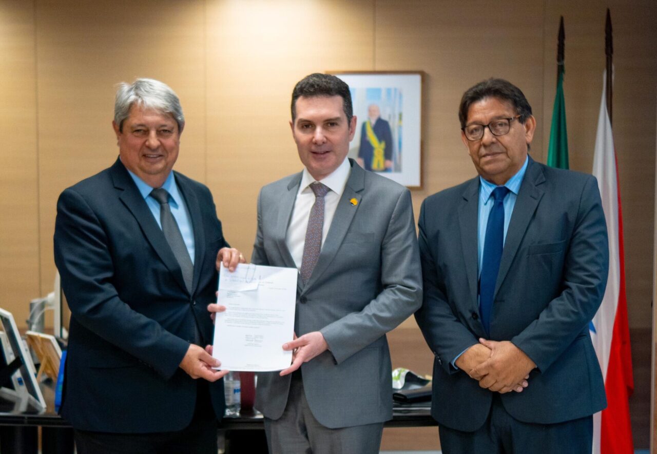 Prefeito Nestor Tissot entregou projetos ao ministro das Cidades, Jader Barbalho Filho