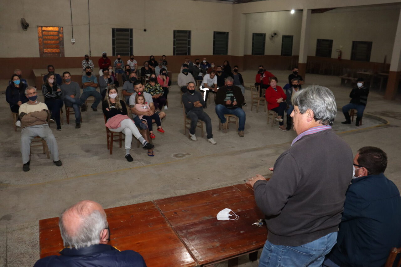 Prefeito Nestor Tissot promove reunião e anuncia início da pavimentação no Moreira.