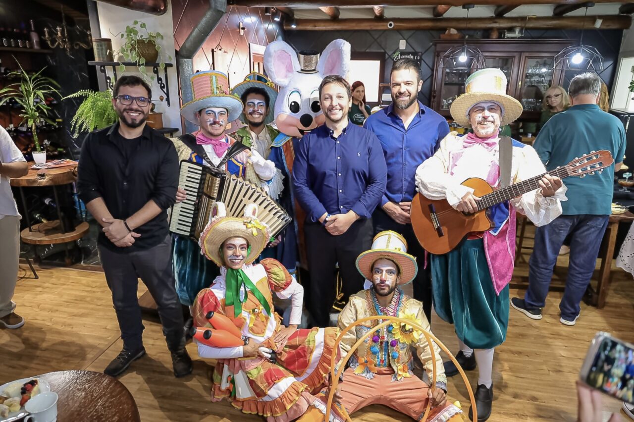 Prefeito (ao centro), com secretário-adjunto Jaison e secretário Athos na coletiva desta manhã
