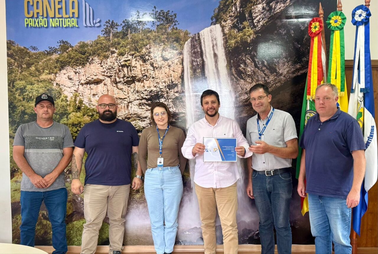 Secretário-adjunto de Obras, Robson Ademir de Brito, secretário de Obras, César Prux, Sandra, prefeito Gilberto, Alexandre Meneguzzo, chefe da Emater em Canela, e Guilherme Lohmann do Departamento de Agricultura