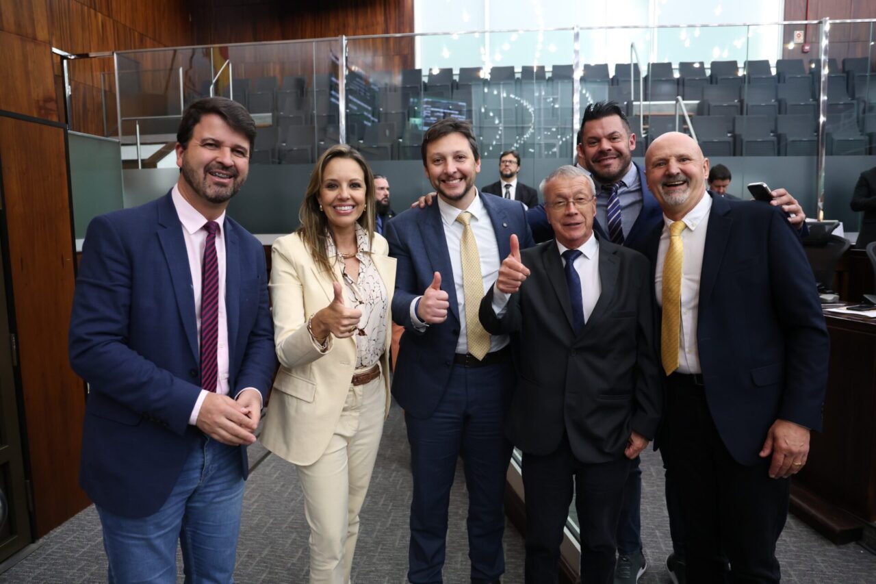 Prefeito com os deputados Neri, o Carteiro, Delegada Nadine, Kaká D’Avila, Pedro Pereira, Professor Bonatto
Foto: André Fernandes/Prefeitura de Canela