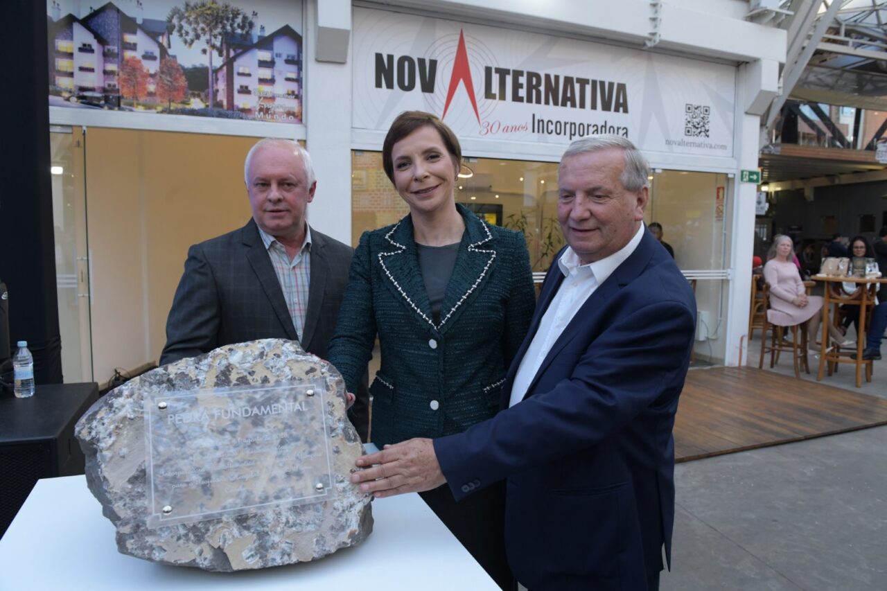 Prefeito de Canela, Constantino Orsolin, CEO do Pompéia, Lara Vieira, e o Diretor geral da Novalternativa Incorporadora, Fernando Bassani. Foto: Rafael Cavalli