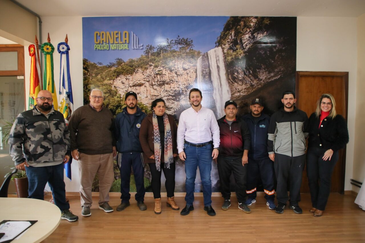 Secretário adjunto de Obras, Cesar Prux, vice-prefeito Gilberto Tegner, prefeito Gilberto e secretária Kenia com os filhos dos homenageados: Jean, Giovane, Gilson, Gisele e Jeferson de Moraes
André Fernandes/Prefeitura de Canela
