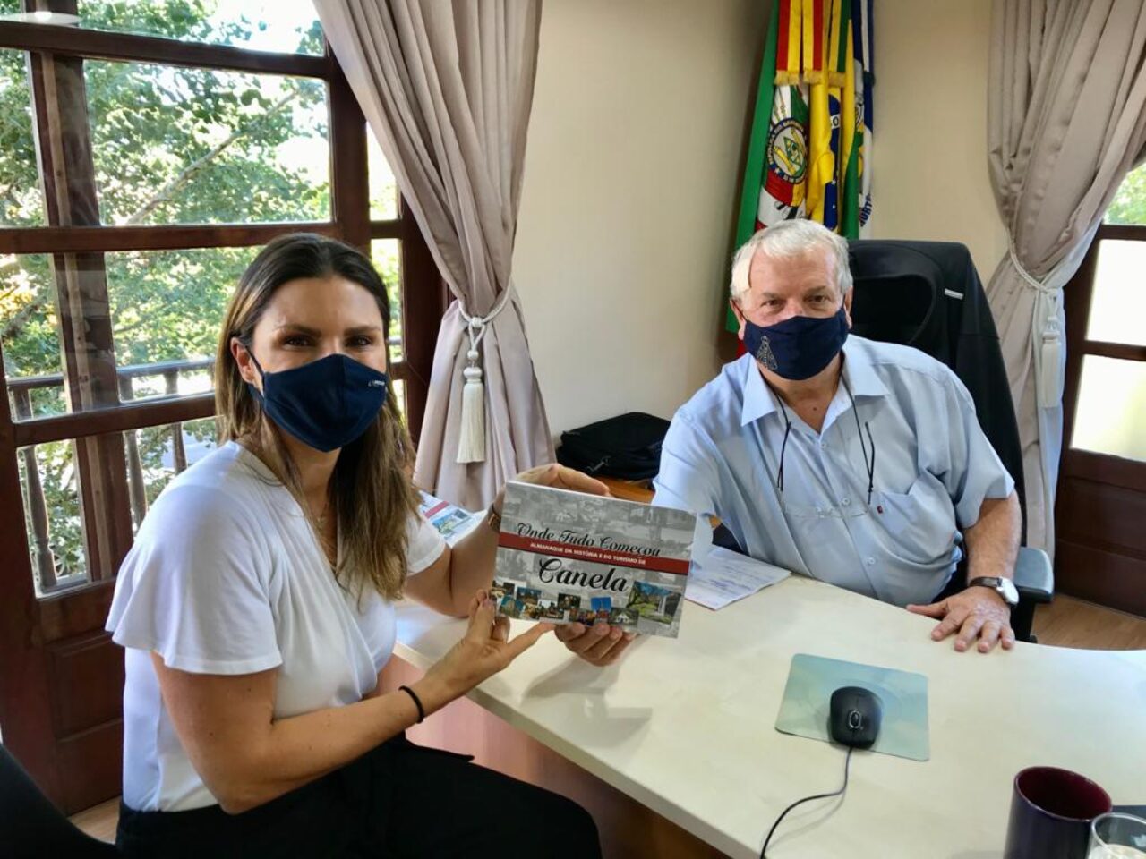 Prefeito recebe exemplar do livro ‘Onde tudo começou’