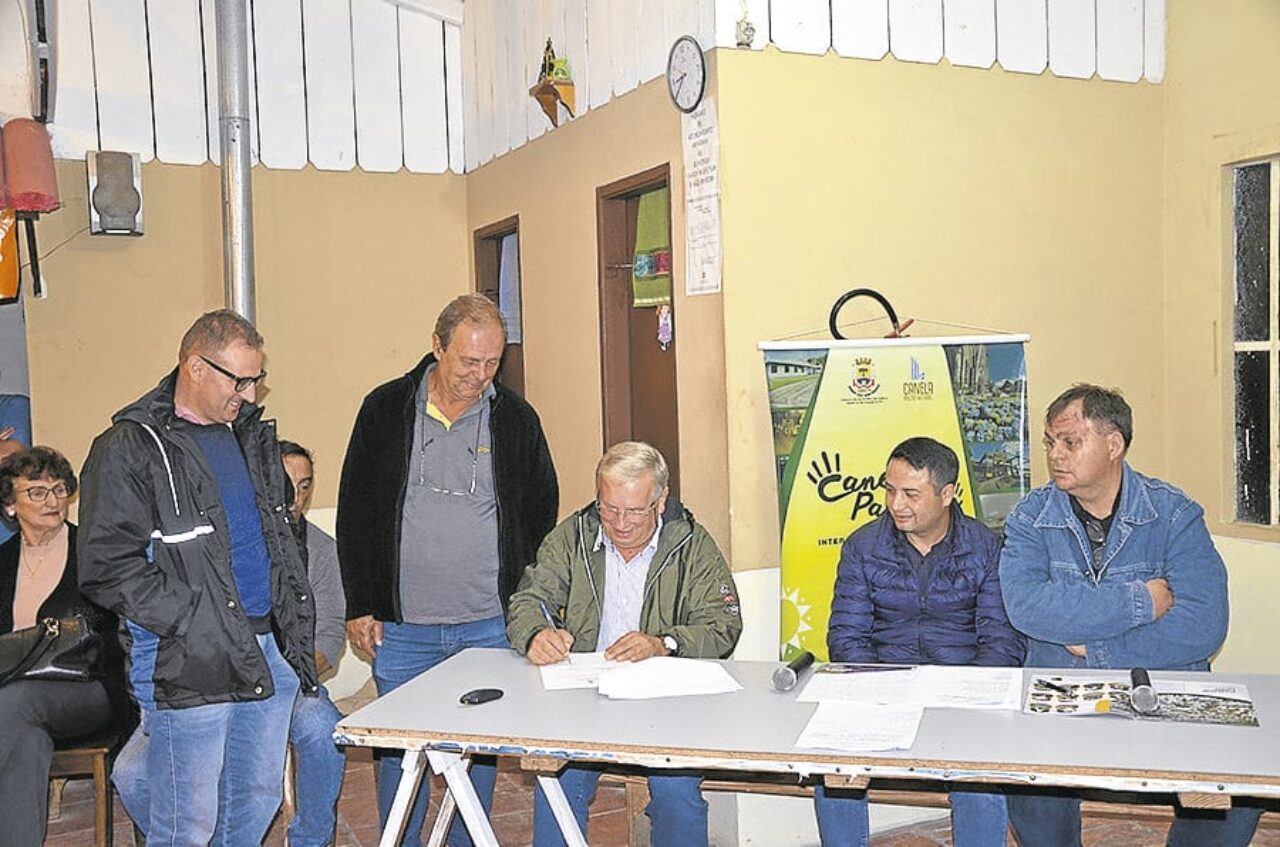 Foto: Rafael Zimmermann - Assinatura do início das obras das ruas José Foss e Maria Seibt, no bairro São José