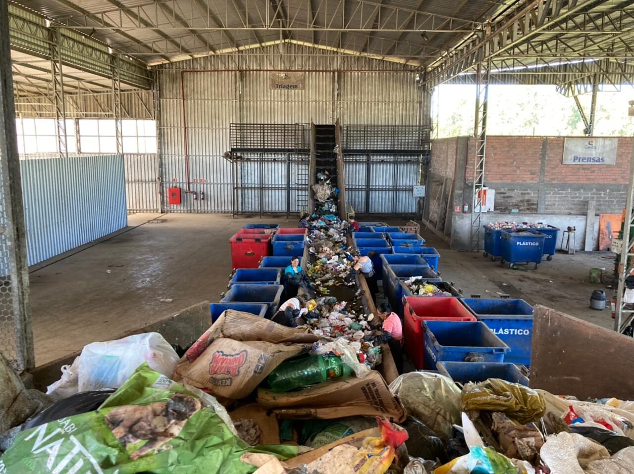 Prefeitura retoma separação e triagem de resíduos da coleta seletiva