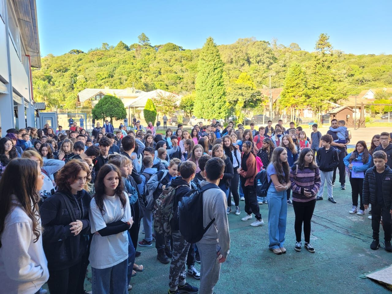Foto: Alunos da Escola Presidente Vargas foram recebidos no pátio.